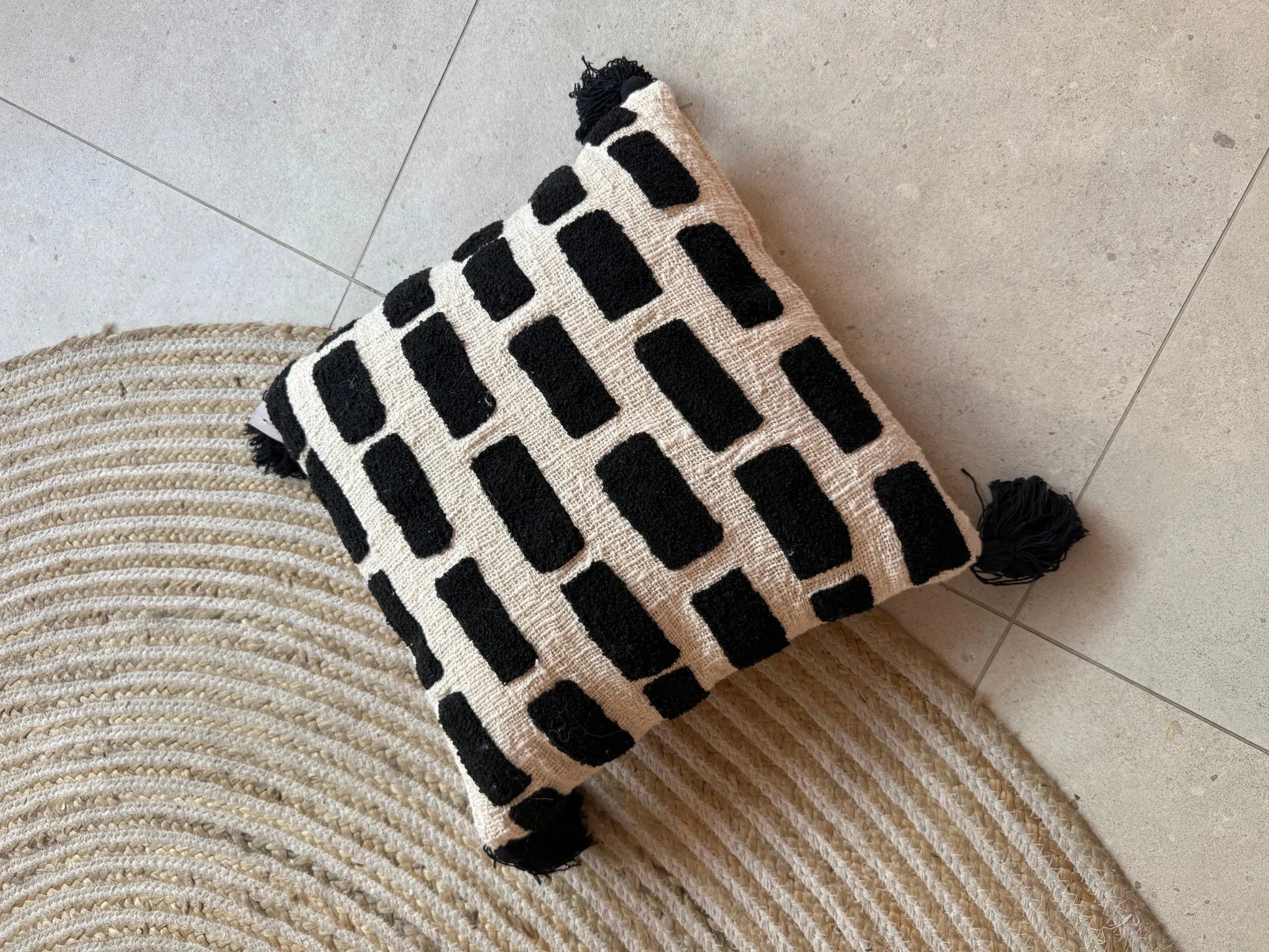 Kussen Bali met flosjes