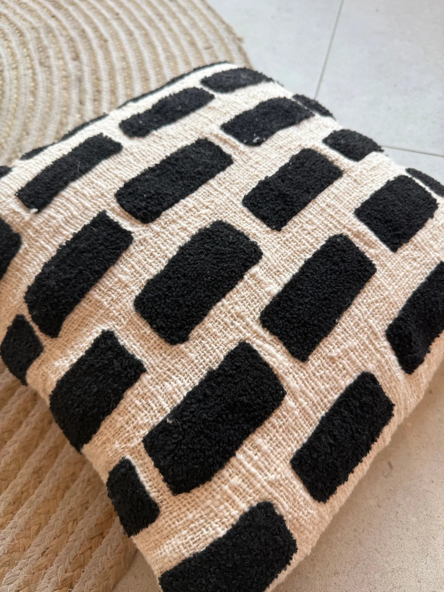 Kussen Bali met flosjes