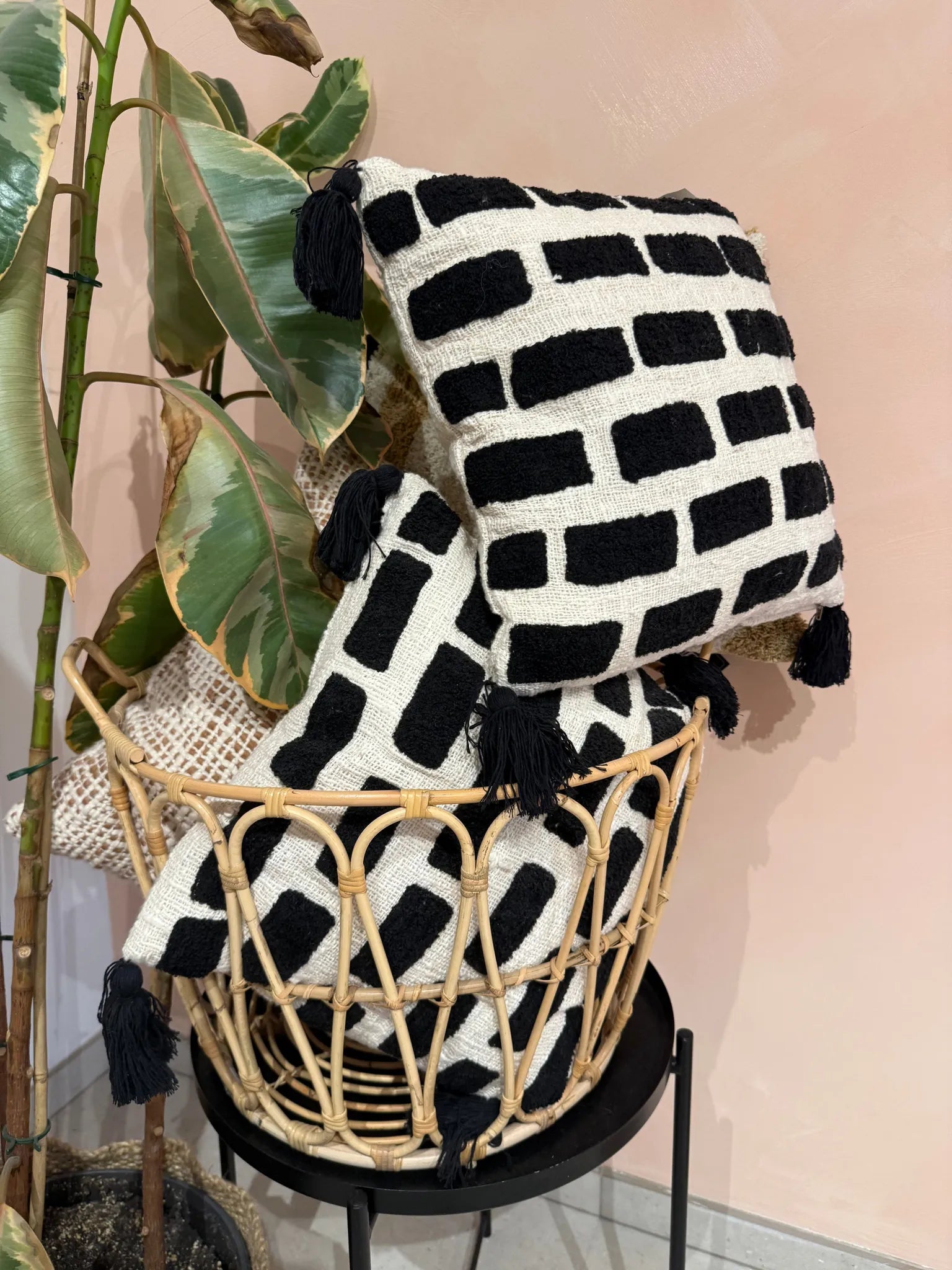 Kussen Bali met flosjes