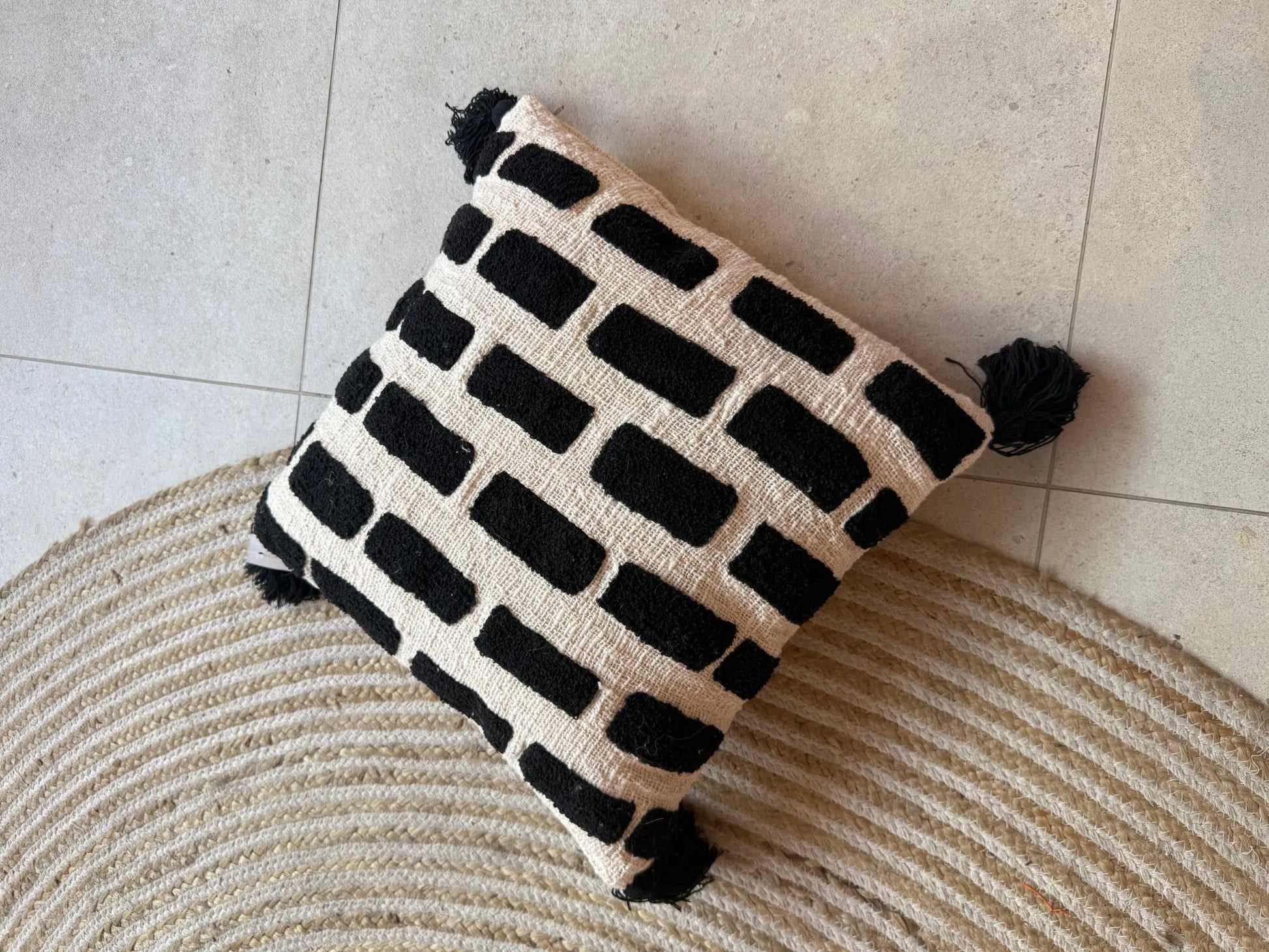 Kussen Bali met flosjes